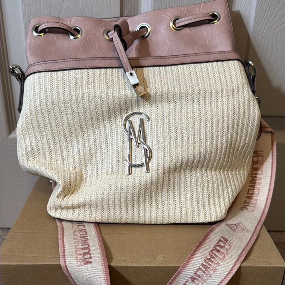 Steve Madden Pink and Cream Shoulder Bag with Textured Knit Design - Picture 1 of 7